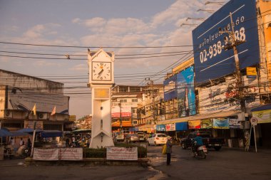 Kuzey Tayland 'daki Chiang Rai şehrindeki merkez pazardaki eski saat kulesi. Tayland, Chiang Rai, Kasım 2019