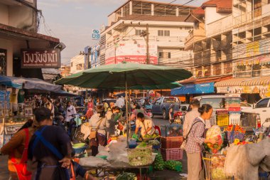 Kuzey Tayland 'daki Chiang Rai şehrinin merkez pazarındaki pazar yeri. Tayland, Chiang Rai, Kasım 2019