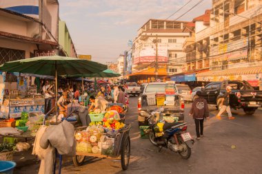 Kuzey Tayland 'daki Chiang Rai şehrinin merkez pazarındaki pazar yeri. Tayland, Chiang Rai, Kasım 2019