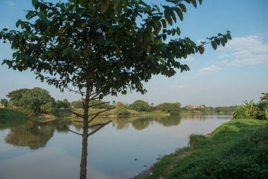 Kuzey Tayland 'daki Chiang Rai şehrindeki Mae Nam Kok Nehri' nin manzarası. Tayland, Chiang Rai, Kasım 2019