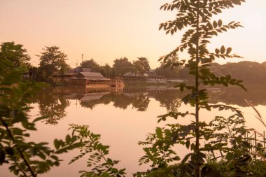 Kuzey Tayland 'daki Chiang Rai şehrindeki Mae Nam Kok Nehri' nde manzara ve gün batımı. Tayland, Chiang Rai, Kasım 2019