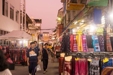 Kuzey Tayland 'daki Chiang Rai şehrindeki gece pazarı veya gece pazarı. Tayland, Chiang Rai, Kasım 2019