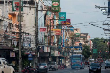 Kuzey Tayland 'daki Chiang Rai şehrindeki Phahonyothin Yolu. Tayland, Chiang Rai, Kasım 2019