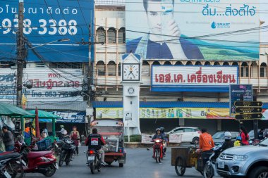 Kuzey Tayland 'daki Chiang Rai şehrindeki merkez pazardaki eski saat kulesi. Tayland, Chiang Rai, Kasım 2019