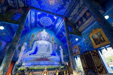 Kuzey Tayland 'daki Chiang Rai şehrinde bulunan Mavi Tapınak' taki Buda heykeli veya Wat Rong Suea 10. Tayland, Chiang Rai, Kasım 2019