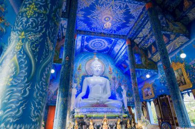 Kuzey Tayland 'daki Chiang Rai şehrinde bulunan Mavi Tapınak' taki Buda heykeli veya Wat Rong Suea 10. Tayland, Chiang Rai, Kasım 2019