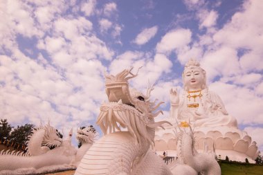 Kuzey Tayland 'daki Chiang Rai şehrindeki Wat Huay Pla Kang' daki büyük Buda. Tayland, Chiang Rai, Kasım 2019