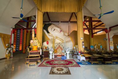 Kuzey Tayland 'daki Chiang Rai şehrindeki Wat Chetawan' da uzanan Buda. Tayland, Chiang Rai, Kasım 2019