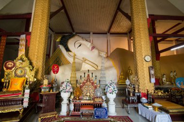 Kuzey Tayland 'daki Chiang Rai şehrindeki Wat Chetawan' da uzanan Buda. Tayland, Chiang Rai, Kasım 2019