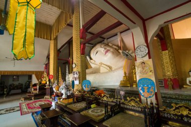 Kuzey Tayland 'daki Chiang Rai şehrindeki Wat Chetawan' da uzanan Buda. Tayland, Chiang Rai, Kasım 2019