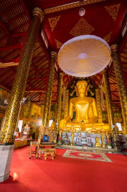 Kuzey Tayland 'daki Chiang Rai şehrindeki Wat Jet Yot' taki büyük Buda. Tayland, Chiang Rai, Kasım 2019