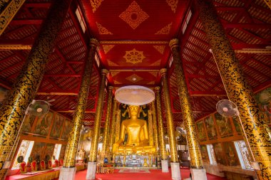 Kuzey Tayland 'daki Chiang Rai şehrindeki Wat Jet Yot' taki büyük Buda. Tayland, Chiang Rai, Kasım 2019