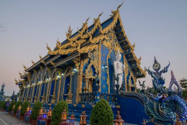 Kuzey Tayland 'daki Chiang Rai şehrindeki Mavi Tapınak veya Wat Rong Suea 10. Tayland, Chiang Rai, Kasım 2019