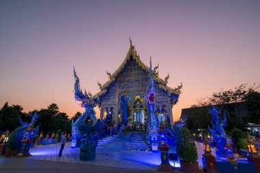 Kuzey Tayland 'daki Chiang Rai şehrindeki Mavi Tapınak veya Wat Rong Suea 10. Tayland, Chiang Rai, Kasım 2019