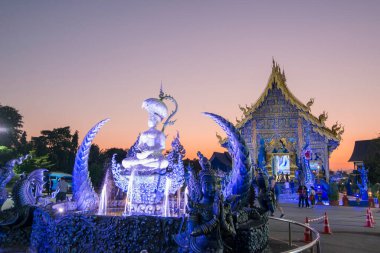 Kuzey Tayland 'daki Chiang Rai şehrindeki Mavi Tapınak veya Wat Rong Suea 10. Tayland, Chiang Rai, Kasım 2019