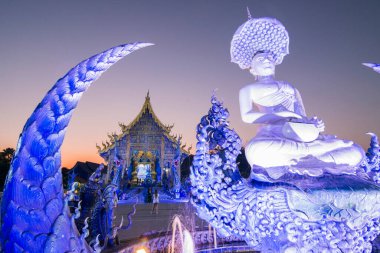 Kuzey Tayland 'daki Chiang Rai şehrindeki Mavi Tapınak veya Wat Rong Suea 10. Tayland, Chiang Rai, Kasım 2019