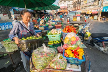 Kuzey Tayland 'daki Chiang Rai şehrinin merkez pazarındaki pazar yeri. Tayland, Chiang Rai, Kasım 2019