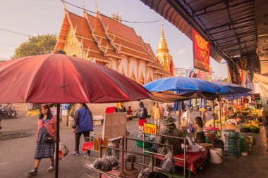 Kuzey Tayland 'daki Chiang Rai şehrindeki Kad Luang Market' te Wat Mung Muang 'ın önünde. Tayland, Chiang Rai, Kasım 2019