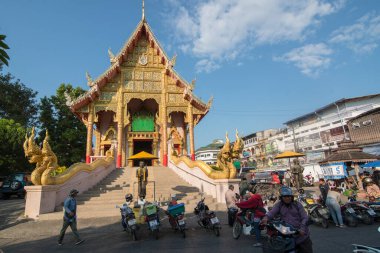Kuzey Tayland 'daki Chiang Rai şehrinin merkezindeki Wat Jet Yot Tapınağı. Tayland, Chiang Rai, Kasım 2019
