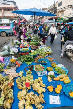 Kuzey Tayland 'daki Chiang Rai şehrinin merkez pazarındaki pazar yeri. Tayland, Chiang Rai, Kasım 2019