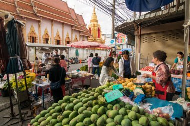 Kuzey Tayland 'daki Chiang Rai şehrindeki Kad Luang Market' in pazar caddesi. Tayland, Chiang Rai, Kasım 2019