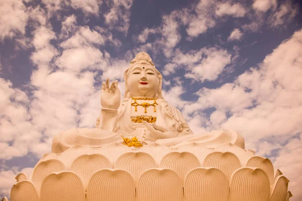 Nagy Buddha Wat Huay Pla Kang Ban Chiang Rai Városában — Stock Fotó