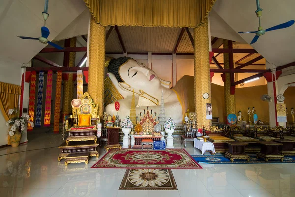 Makuuasennossa Buddha Wat Chetawan Kaupungin Chiang Rai Pohjois Thaimaassa Thaimaa — kuvapankkivalokuva
