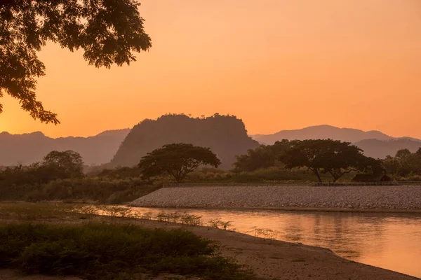 位于泰国北部清莱市的Mae Nam Kok河的土地清污和日落 泰国清莱 2019年11月 — 图库照片