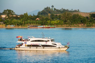 Kuzey Tayland 'da Chiang Rai şehrinin kuzeyindeki Chiang Saen kasabasındaki mekong nehrinde günbatımı. Tayland, Chiang Sean, Kasım 2019