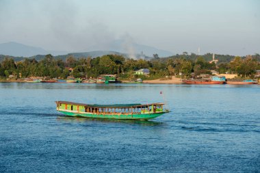 Kuzey Tayland 'da Chiang Rai şehrinin kuzeyindeki Chiang Saen kasabasındaki mekong nehrinde günbatımı. Tayland, Chiang Sean, Kasım 2019