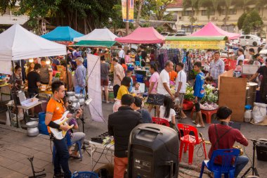 Kuzey Tayland 'daki Chiang Rai şehrinin kuzeyindeki Chiang Saen kasabasındaki Mekong Nehri' ndeki Cumartesi gecesi marketi. Tayland, Chiang Sean, Kasım 2019