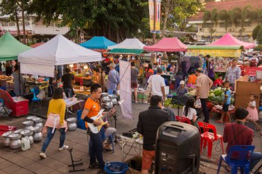 Kuzey Tayland 'daki Chiang Rai şehrinin kuzeyindeki Chiang Saen kasabasındaki Mekong Nehri' ndeki Cumartesi gecesi marketi. Tayland, Chiang Sean, Kasım 2019