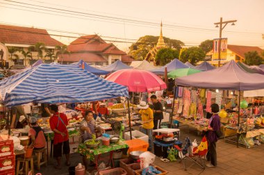 Kuzey Tayland 'daki Chiang Rai şehrinin kuzeyindeki Chiang Saen kasabasındaki Mekong Nehri' ndeki Cumartesi gecesi marketi. Tayland, Chiang Sean, Kasım 2019