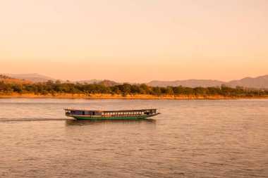 Kuzey Tayland 'da Chiang Rai şehrinin kuzeyindeki Chiang Saen kasabasındaki mekong nehrinde günbatımı. Tayland, Chiang Sean, Kasım 2019
