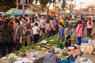 Kuzey Tayland 'daki Chiang Rai şehrinin kuzeyindeki Chiang Saen kasabasındaki Mekong Nehri' ndeki Cumartesi gecesi marketi. Tayland, Chiang Sean, Kasım 2019