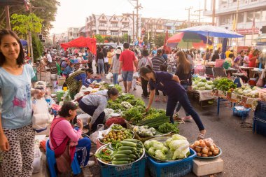Kuzey Tayland 'daki Chiang Rai şehrinin kuzeyindeki Chiang Saen kasabasındaki Mekong Nehri' ndeki Cumartesi gecesi marketi. Tayland, Chiang Sean, Kasım 2019
