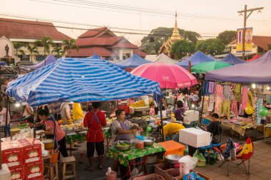 Kuzey Tayland 'daki Chiang Rai şehrinin kuzeyindeki Chiang Saen kasabasındaki Mekong Nehri' ndeki Cumartesi gecesi marketi. Tayland, Chiang Sean, Kasım 2019