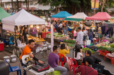 Kuzey Tayland 'daki Chiang Rai şehrinin kuzeyindeki Chiang Saen kasabasındaki Mekong Nehri' ndeki Cumartesi gecesi marketi. Tayland, Chiang Sean, Kasım 2019