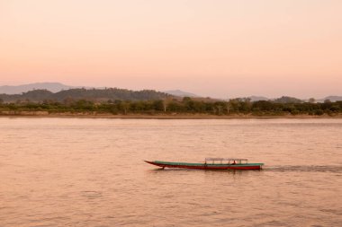 Kuzey Tayland 'da Chiang Rai şehrinin kuzeyindeki Chiang Saen kasabasındaki mekong nehrinde günbatımı. Tayland, Chiang Sean, Kasım 2019