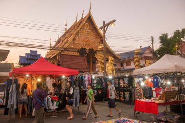 Wat Pha Khaopan, Kuzey Tayland 'daki Chiang Rai şehrinin kuzeyindeki Chiang Saen kasabasındaki Mekong Nehri' ndeki Cumartesi gecesi pazarında. Tayland, Chiang Sean, Kasım 2019