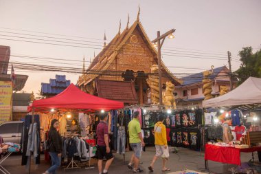 Wat Pha Khaopan, Kuzey Tayland 'daki Chiang Rai şehrinin kuzeyindeki Chiang Saen kasabasındaki Mekong Nehri' ndeki Cumartesi gecesi pazarında. Tayland, Chiang Sean, Kasım 2019