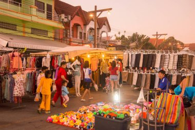 Kuzey Tayland 'daki Chiang Rai şehrinin kuzeyindeki Chiang Saen kasabasındaki Mekong Nehri' ndeki Cumartesi gecesi marketi. Tayland, Chiang Sean, Kasım 2019