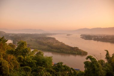 Tayland 'ın Altın Üçgeni, Myanmar ve Laos Tayland' ın Altın Üçgeni, Myanmar ve Laosat Kuzey Tayland 'ın Chiang Rai kentindeki Sop Ruak kasabasındaki mekong nehri. Tayland, Chiang Sean, Kasım 2019