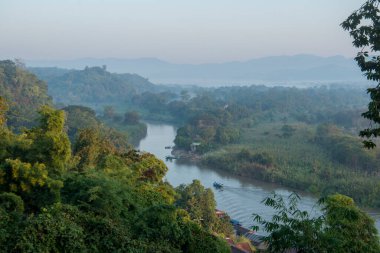 Tayland 'ın Altın Üçgeni, Myanmar ve Laos Tayland' ın Altın Üçgeni, Myanmar ve Laosat Kuzey Tayland 'ın Chiang Rai kentindeki Sop Ruak kasabasındaki mekong nehri. Tayland, Chiang Sean, Kasım 2019