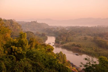 Tayland 'ın Altın Üçgeni, Myanmar ve Laos Tayland' ın Altın Üçgeni, Myanmar ve Laosat Kuzey Tayland 'ın Chiang Rai kentindeki Sop Ruak kasabasındaki mekong nehri. Tayland, Chiang Sean, Kasım 2019