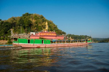 Kuzey Tayland 'daki Chiang Rai şehrinin kuzeyindeki Sop Ruak kasabasındaki Mekong Nehri' ndeki Ejderha Teknesi Tapınağı 'ndaki dev Buda. Tayland, Chiang Sean, Kasım 2019