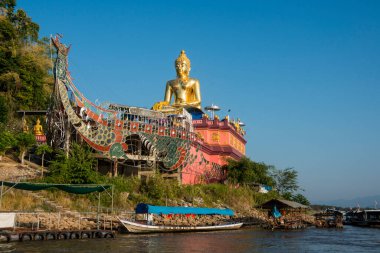 Kuzey Tayland 'daki Chiang Rai şehrinin kuzeyindeki Sop Ruak kasabasındaki Mekong Nehri' ndeki Ejderha Teknesi Tapınağı 'ndaki dev Buda. Tayland, Chiang Sean, Kasım 2019