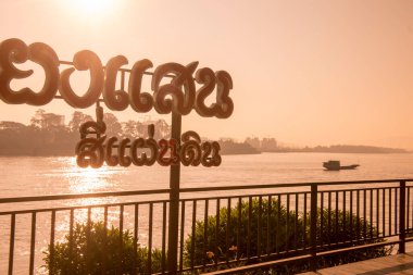 Kuzey Tayland 'da Chiang Rai şehrinin kuzeyindeki Chiang Saen kasabasındaki mekong nehri. Tayland, Chiang Sean, Kasım 2019