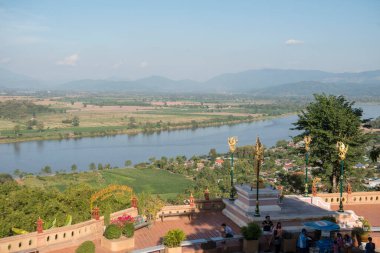Mekong nehrinin manzarası ve kuzey Tayland 'daki Chiang Rai şehrindeki Chiang Saen kasabasındaki Pha Ngao Tapınağı' ndan Lao 'ya kadar uzanır. Tayland, Chiang Sean, Kasım 2019
