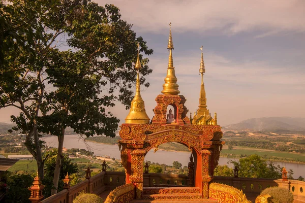 ワット ボロマート寺院でワット プラフア ンゴ北タイの街チェンライの北にある黄金の三角形のメコン川でチェンセンの町で チェンマイ ショーン 2019年11月 — ストック写真